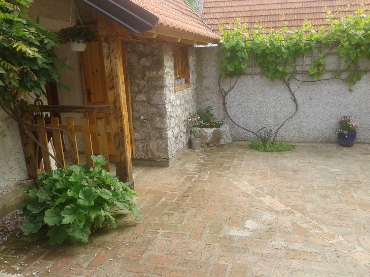 Hotel Latin Plaški Exteriér fotografie